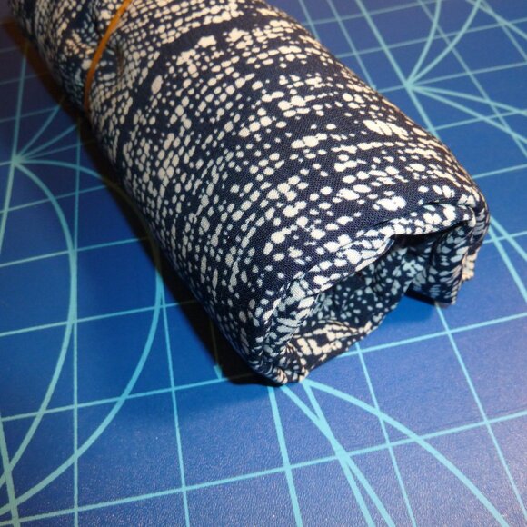Fabric with random pattern of navy blue and white waves 95% cotton, 5% polyester - Picture 2 of 3